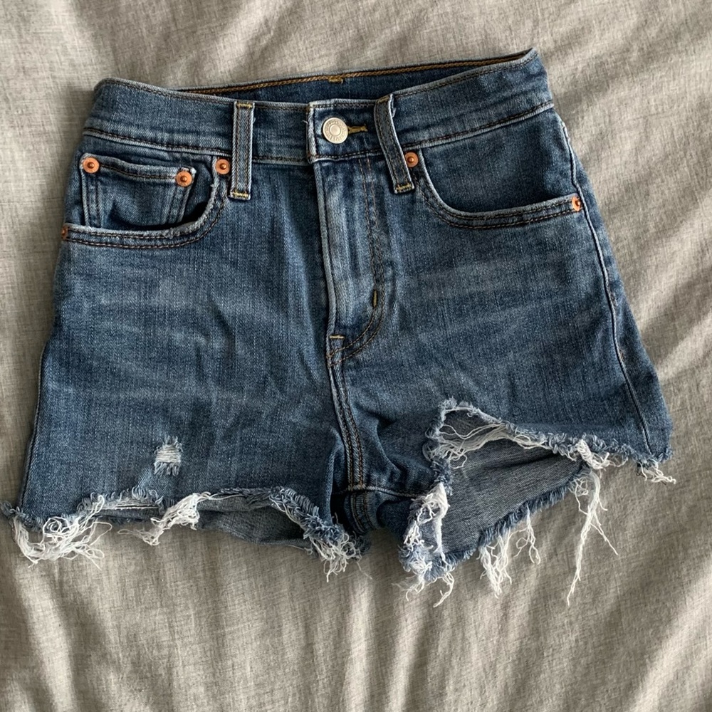 LEVI JEAN SHORTS SIZE 24